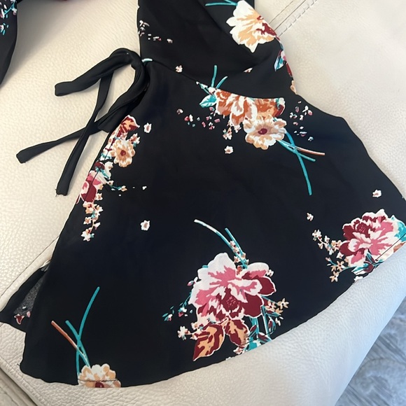 New Women’s Band of Gypsies Black Floral Long Sleeve Romper Large - Picture 5 of 5